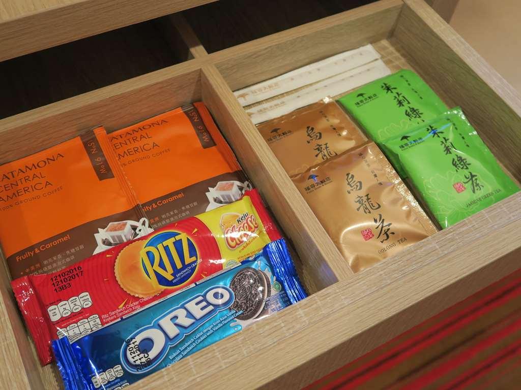 Fullon Hotel Taoyuan Airport Access Mrt A8 Guishan Δωμάτιο φωτογραφία A drawer filled with snacks