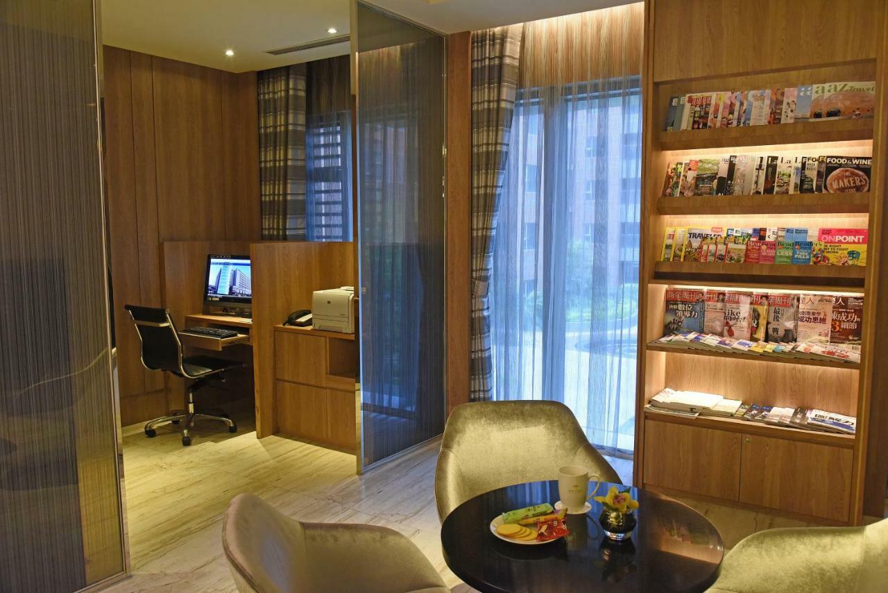 Fullon Hotel Taoyuan Airport Access Mrt A8 Guishan Εξωτερικό φωτογραφία The Concierge Lounge at the Ritz-Carlton, Hong Kong